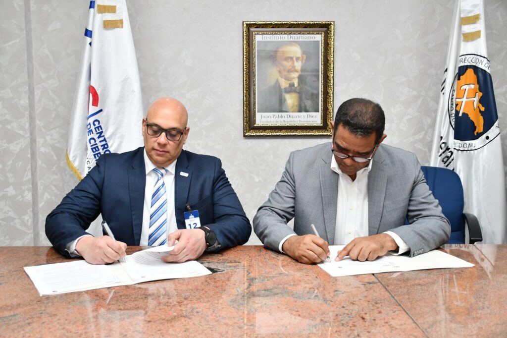 El director ejecutivo del CNCS, Juan Gabriel Gautreaux y el titular de la Dirección General de Minería, Rolando Muñoz durante la firma del acuerdo.