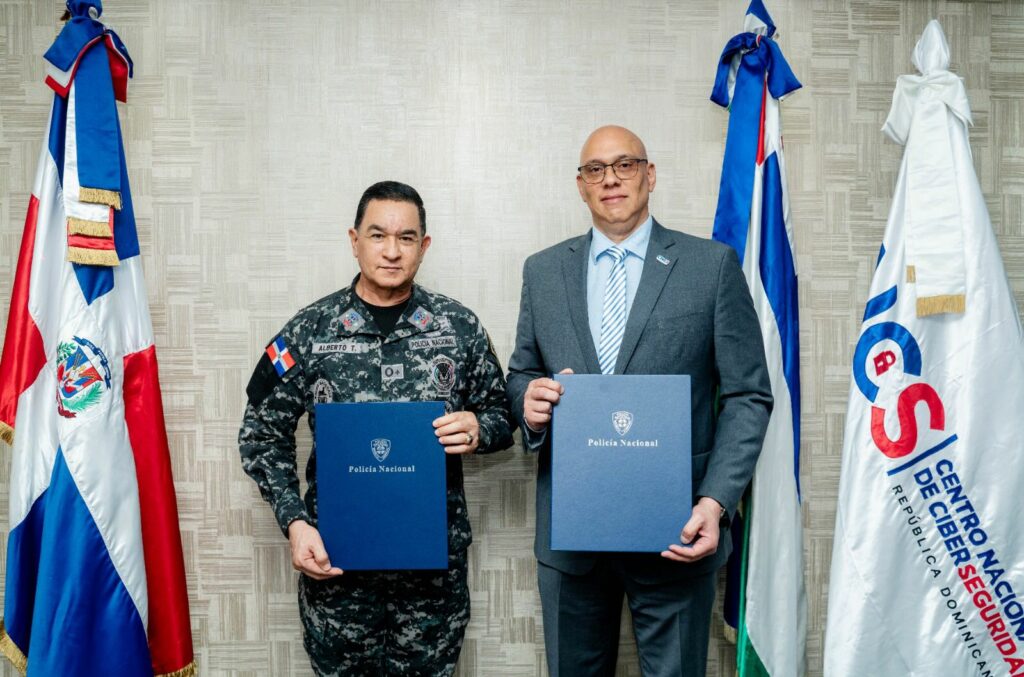 Mayor general Eduardo Alberto Then, jefe de la P.N; y Juan Gabriel Gautreaux, director del CNCS.